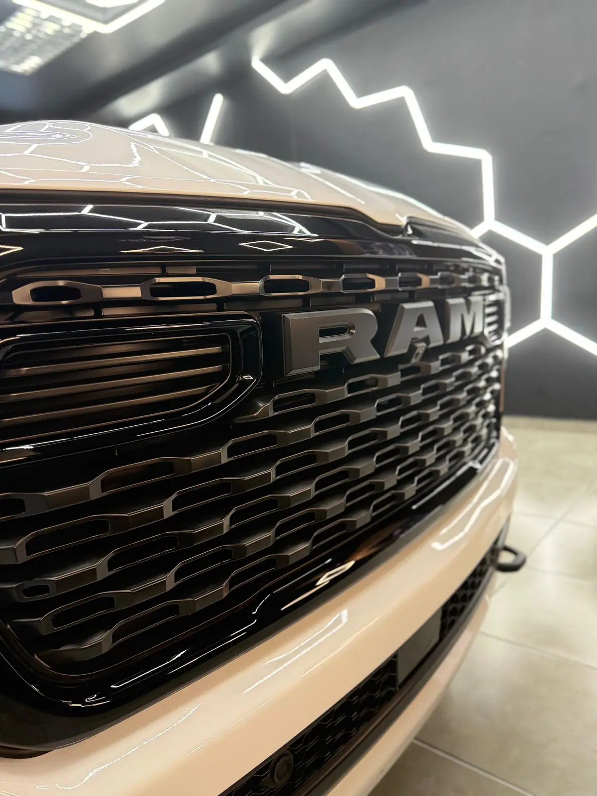 Dodge RAM 1500 blanca detalle PPF