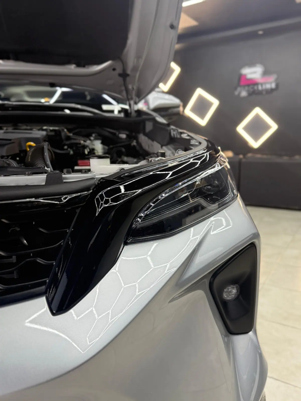 Toyota Fortuner plata detalle